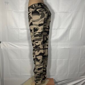 Yonique Y2K Low-Rise Camo Cargos💚 - Size 9